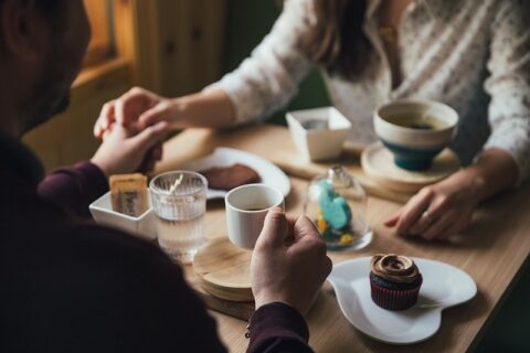 コーヒーを飲むカップル