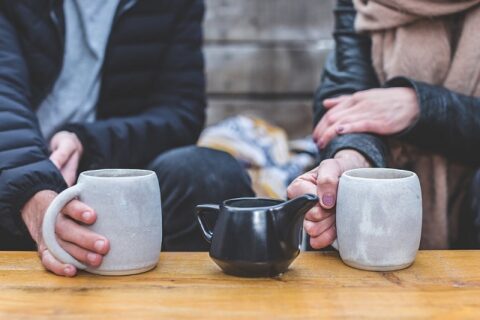 お茶を飲むカップル