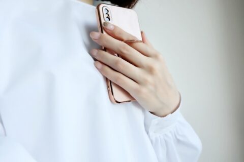 スマホを持つ女性