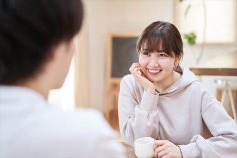 会話をしているカップル