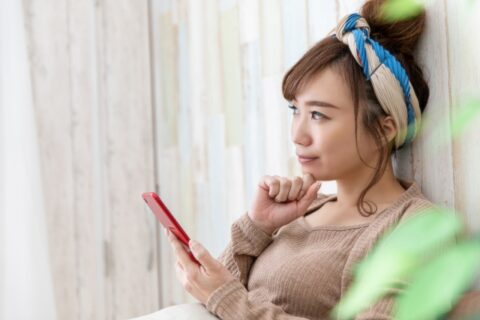 スマホを見る女性