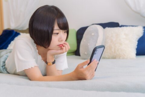 スマホを見る女性