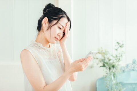 スマホを見る女性