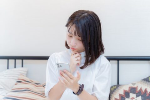 スマホを見る女性