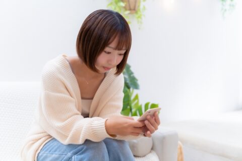 スマホを操作する女性