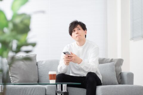 スマホを持つ男性