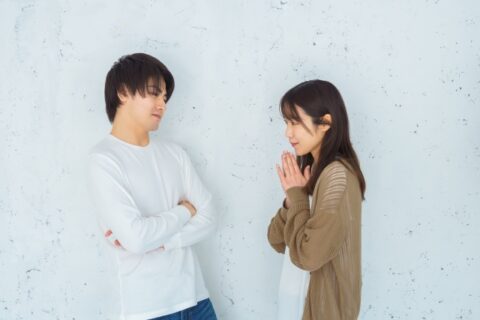 怒る男性と謝る女性