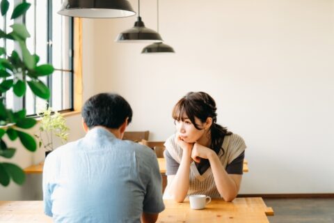 カフェにいる男女