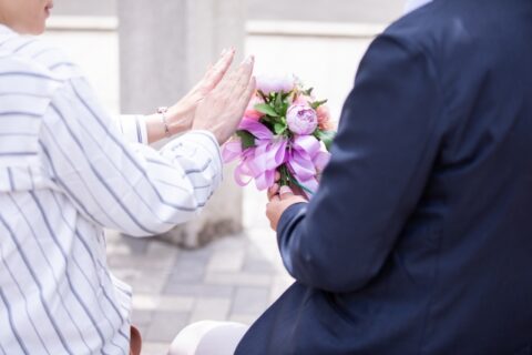 男性からの花束を拒む女性