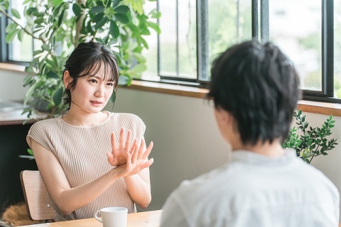 嫌がる女性