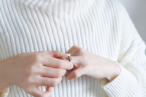 指輪を外す女性の手元